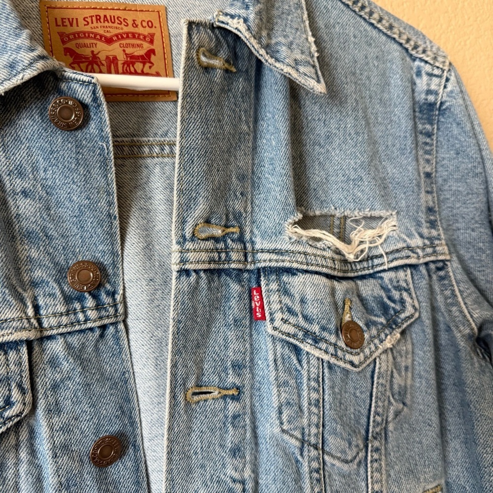 Levi’s Distressed Jean Jacket – Women’s XS - Picture 2 of 4